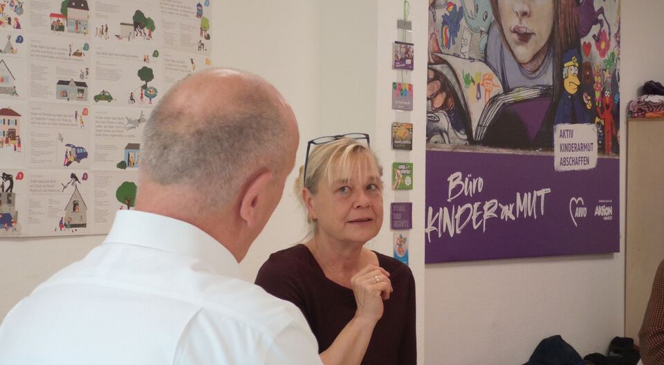 Ministerpräsident Woidke zu Besuch im AWO Büro KINDER(ar)MUT