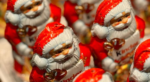Viele Schoko-Nikoläuse stehen in Reih und Glied.
