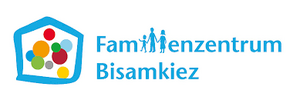 Logo: Links ein blau umrandetes Haus mit bunten Kreisen im Inneren, rechts daneben der Schriftzug „Familienzentrum Bisamkiez“ in blauer Schrift.