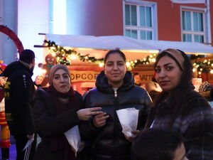 3 Frauen mit Popcorn-Tüten.