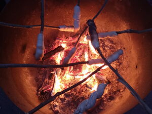 Stockbrot über Feuerschale.