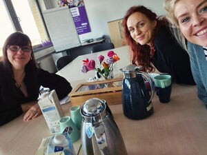 Selfie. Drei Frauen am Tisch mit Teekannen.