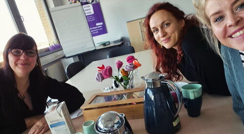 Selfie. Drei Frauen am Tisch mit Teekannen.