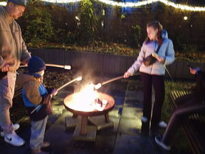 Draußen im dunkeln. Feuerschale über der Stockbrot gemacht wird.