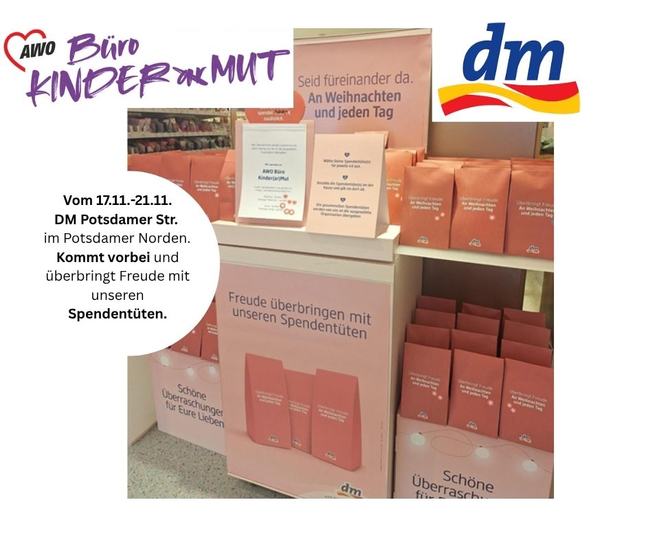 Ein Regal mit gepackten Spendentüten. Darauf das Logo des Büro Kindermut und des dm Drogeriemarktes