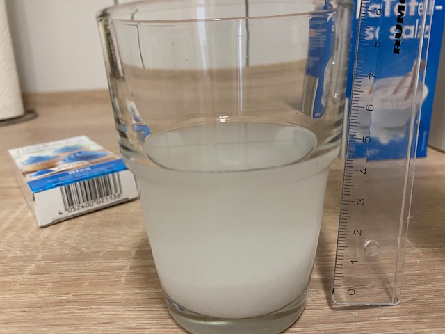 Ein glas voller Salzwasser