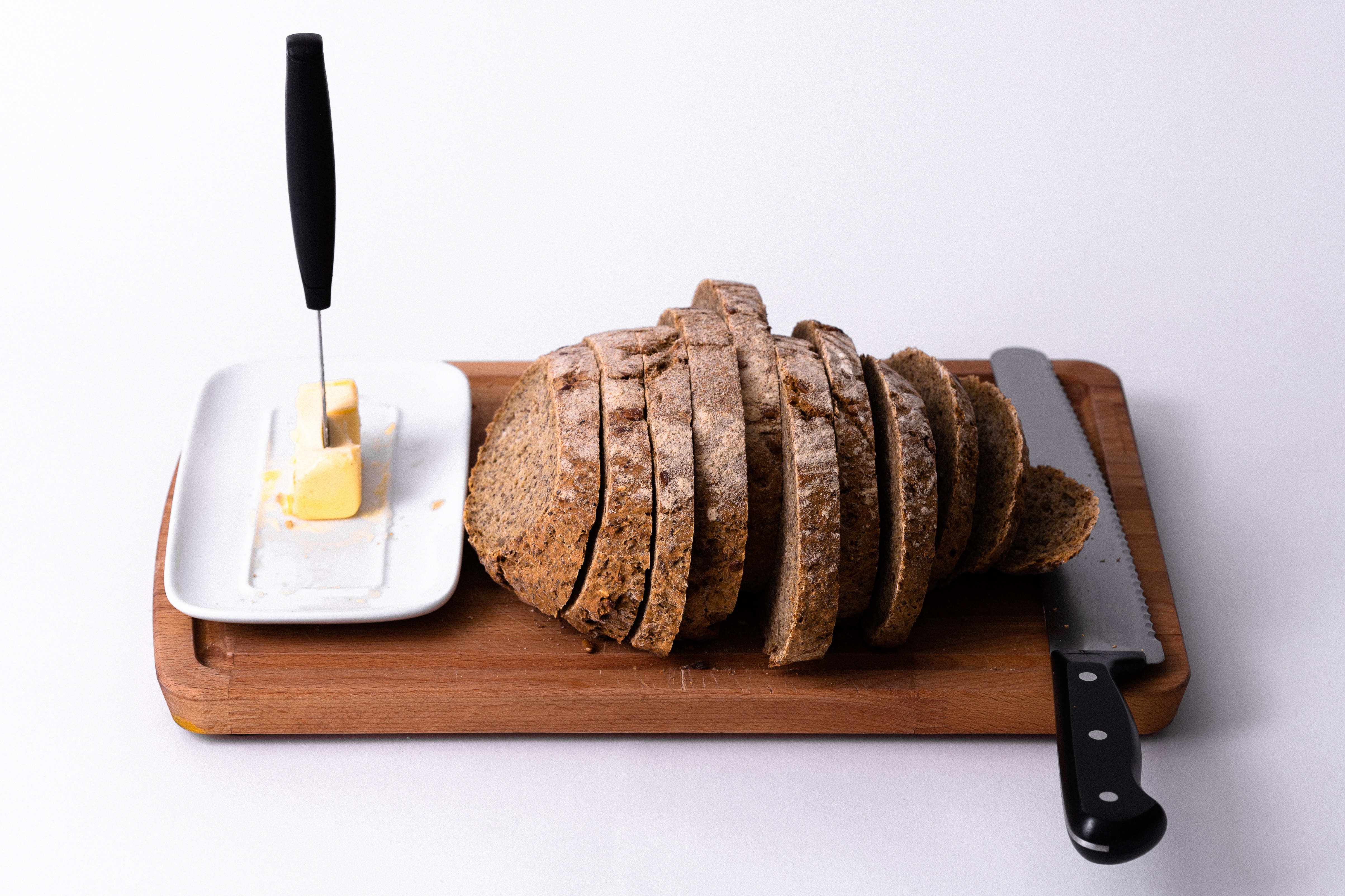 geschnittenes Brot mit einem Stück Butter